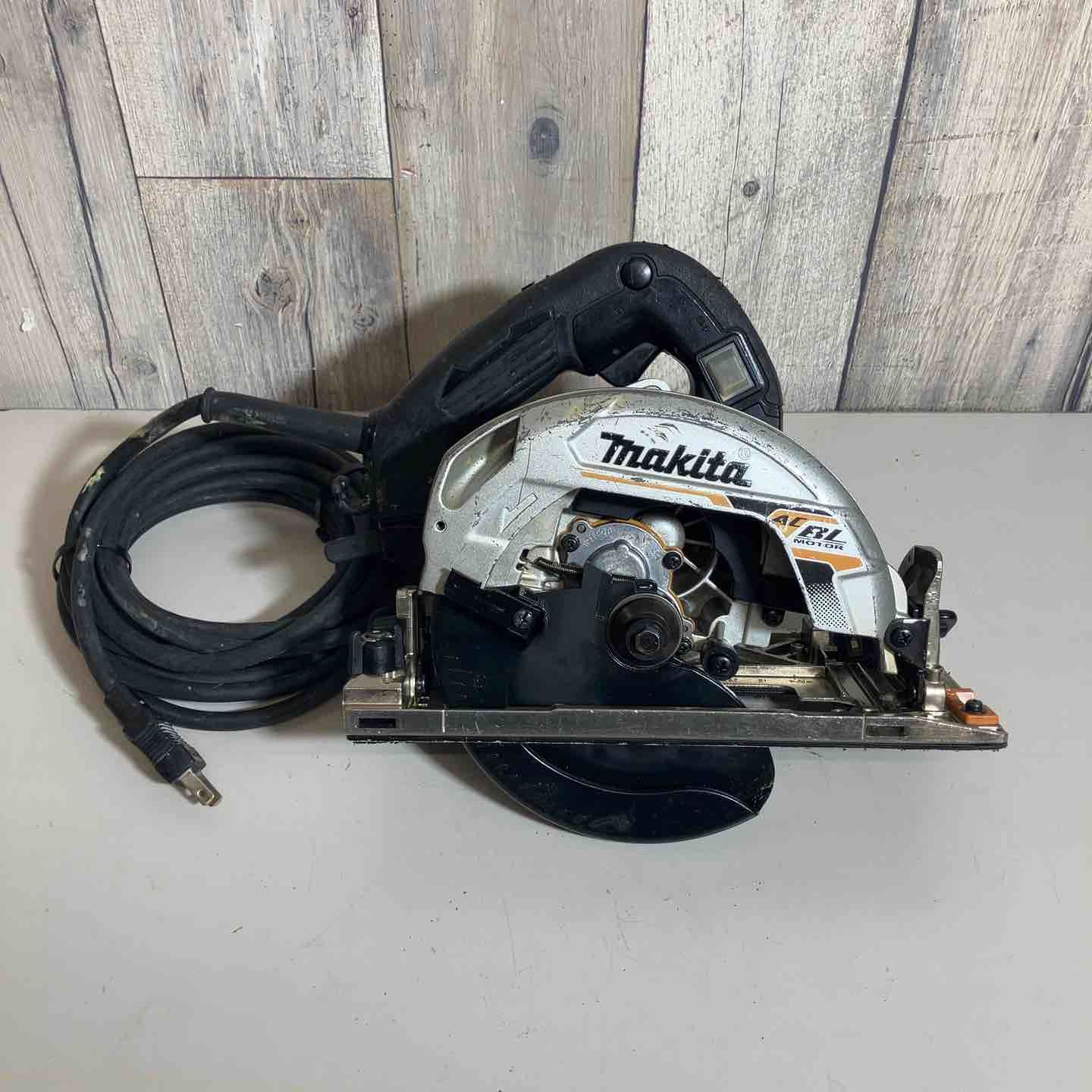 マキタ makita 電子マルノコ HS 6303 B