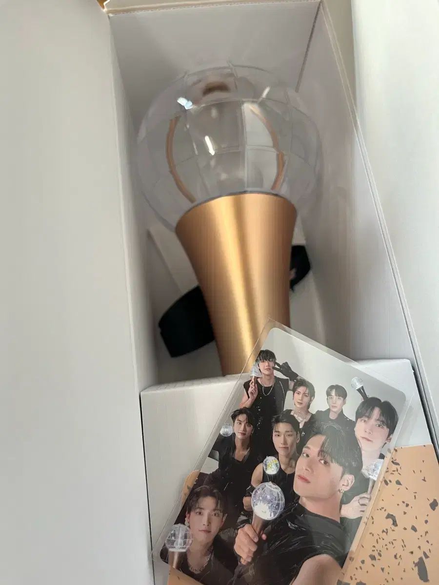 ATEEZ（エイティーズ・アチズ）ペンライト ライティニ トレカ 含む