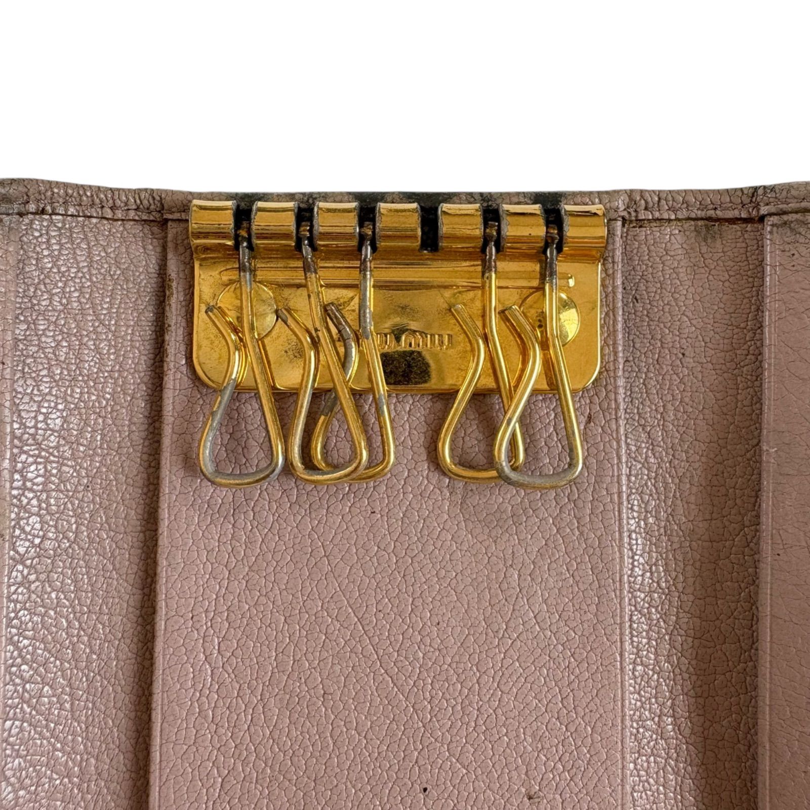 ミュウミュウ MIUMIU 6連キーケース ピンク ベージュ マドラスレザー