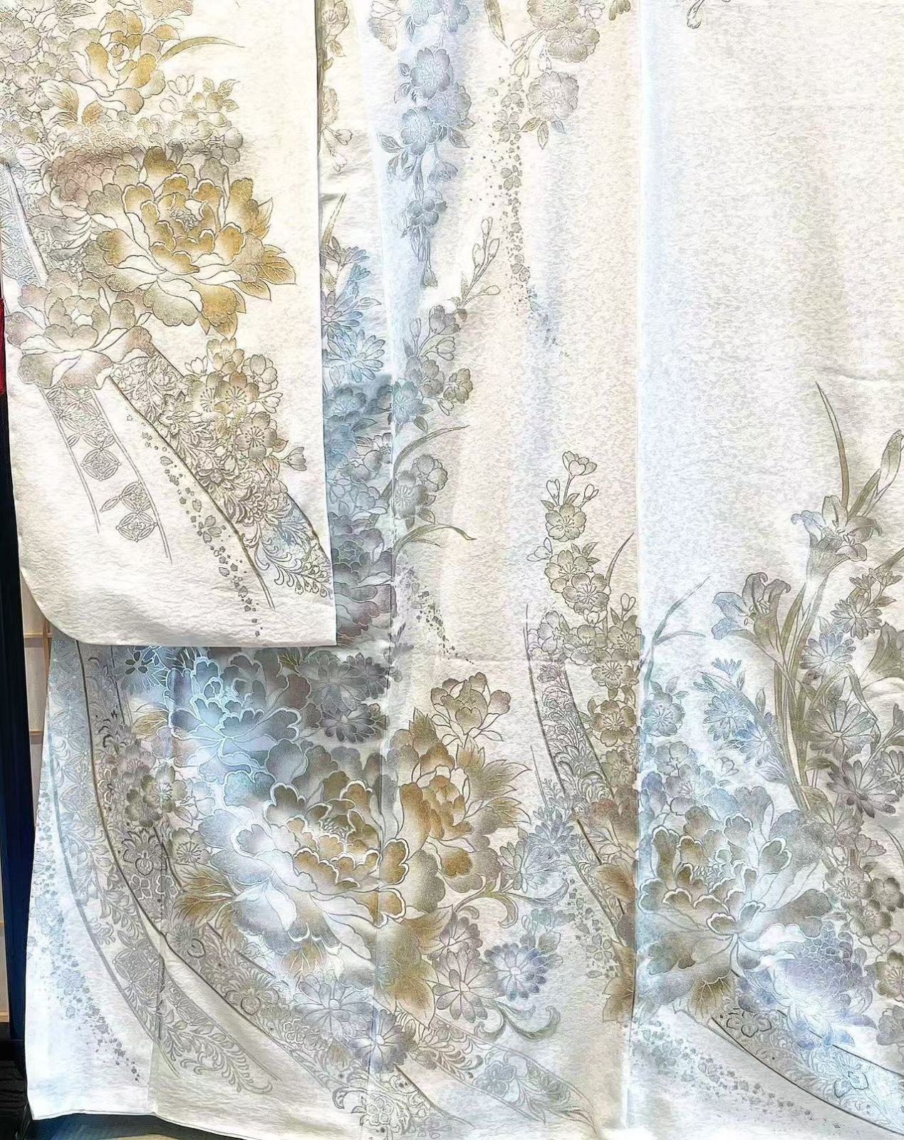 喜織屋】 ＊新品＊高級振袖美品 振袖 白地 金駒刺繍 豪華絢爛な花々