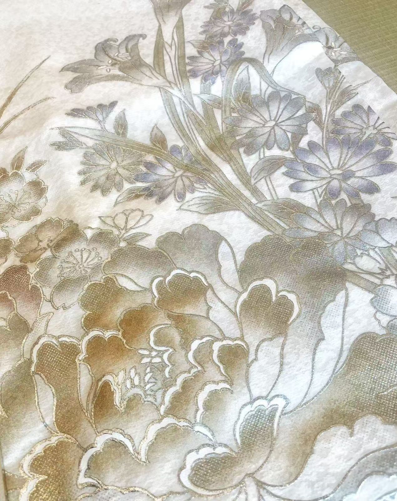 喜織屋】 ＊新品＊高級振袖美品 振袖 白地 金駒刺繍 豪華絢爛な花々