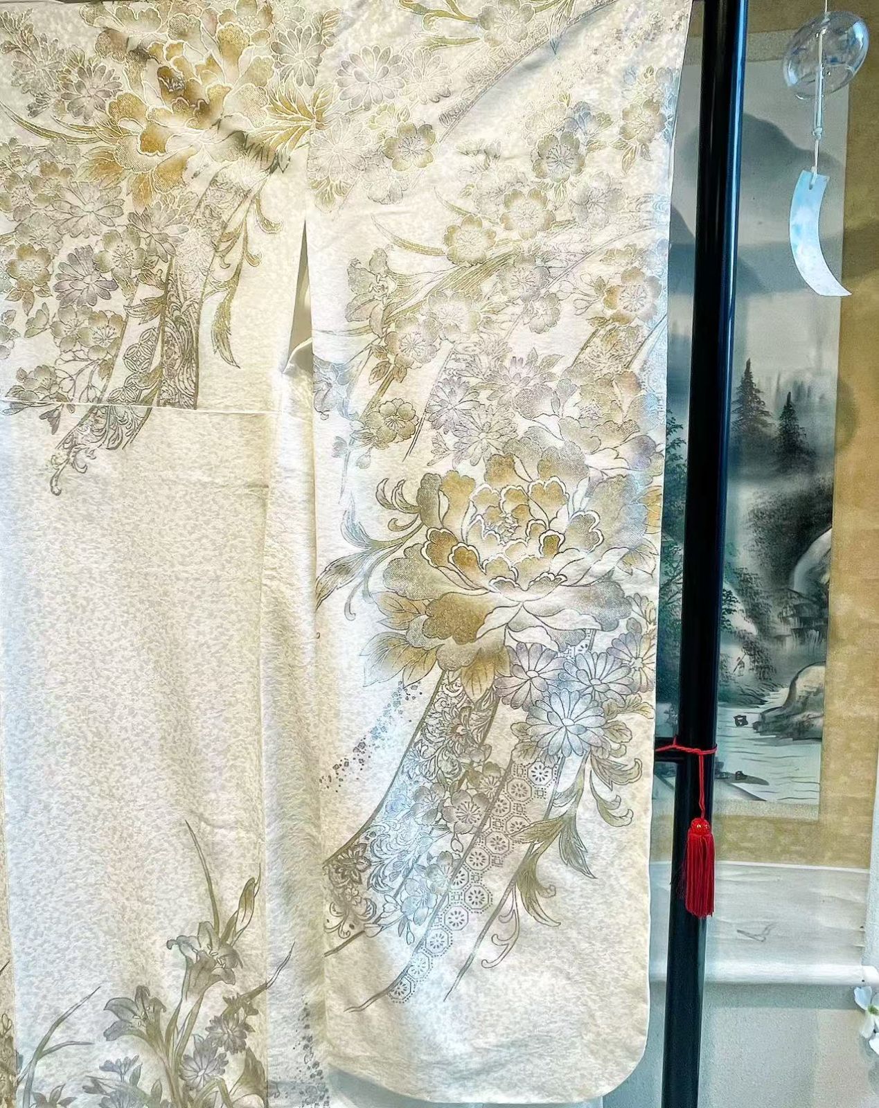 喜織屋】 ＊新品＊高級振袖美品 振袖 白地 金駒刺繍 豪華絢爛な花々