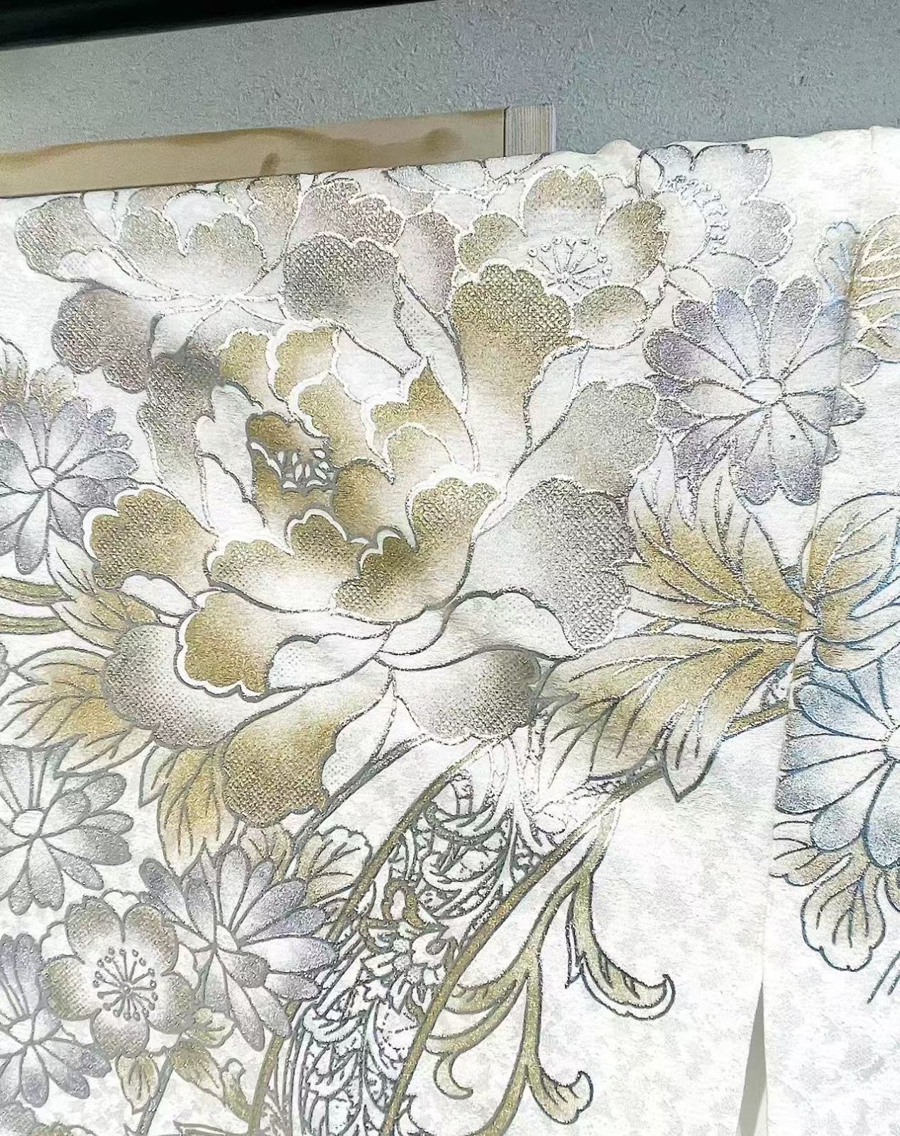 喜織屋】 ＊新品＊高級振袖美品 振袖 白地 金駒刺繍 豪華絢爛な花々