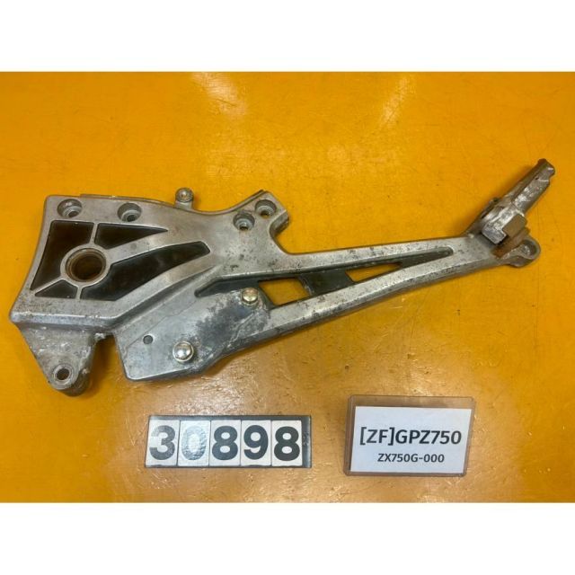 ZF 30898]カワサキ KAWASAKI GPZ750 ZX750G-000 ステッププレート 左