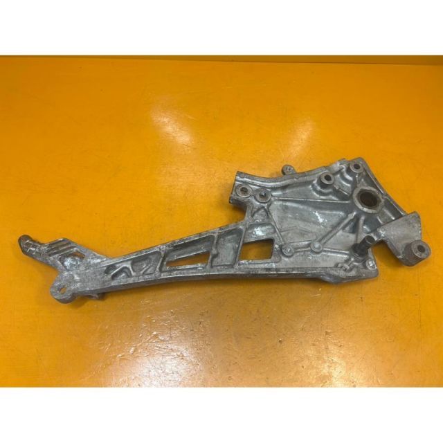 ZF 30897]カワサキ KAWASAKI GPZ750 ZX750G-000 ステッププレート 右