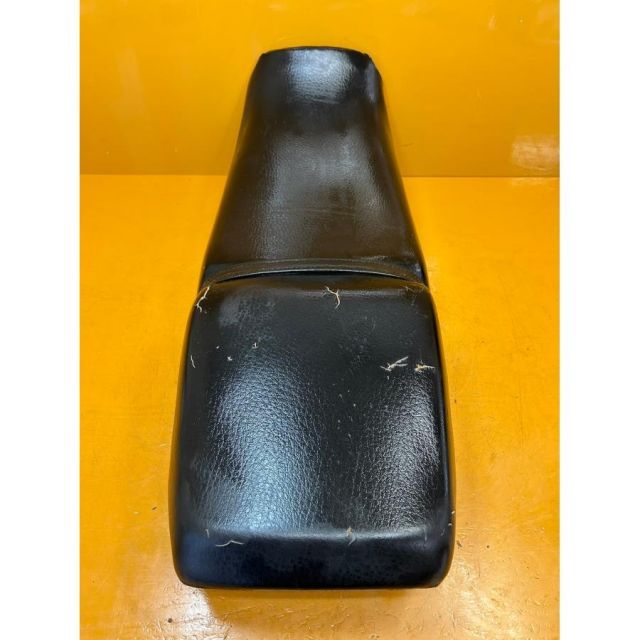 ZF 30895]カワサキ KAWASAKI GPZ750 ZX750G-000 シート 破れあり