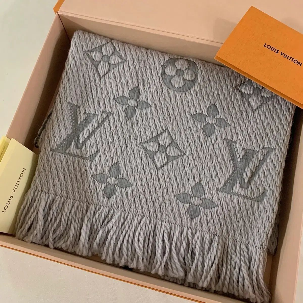 ルイヴィトン ロゴマニア マフラー グレー