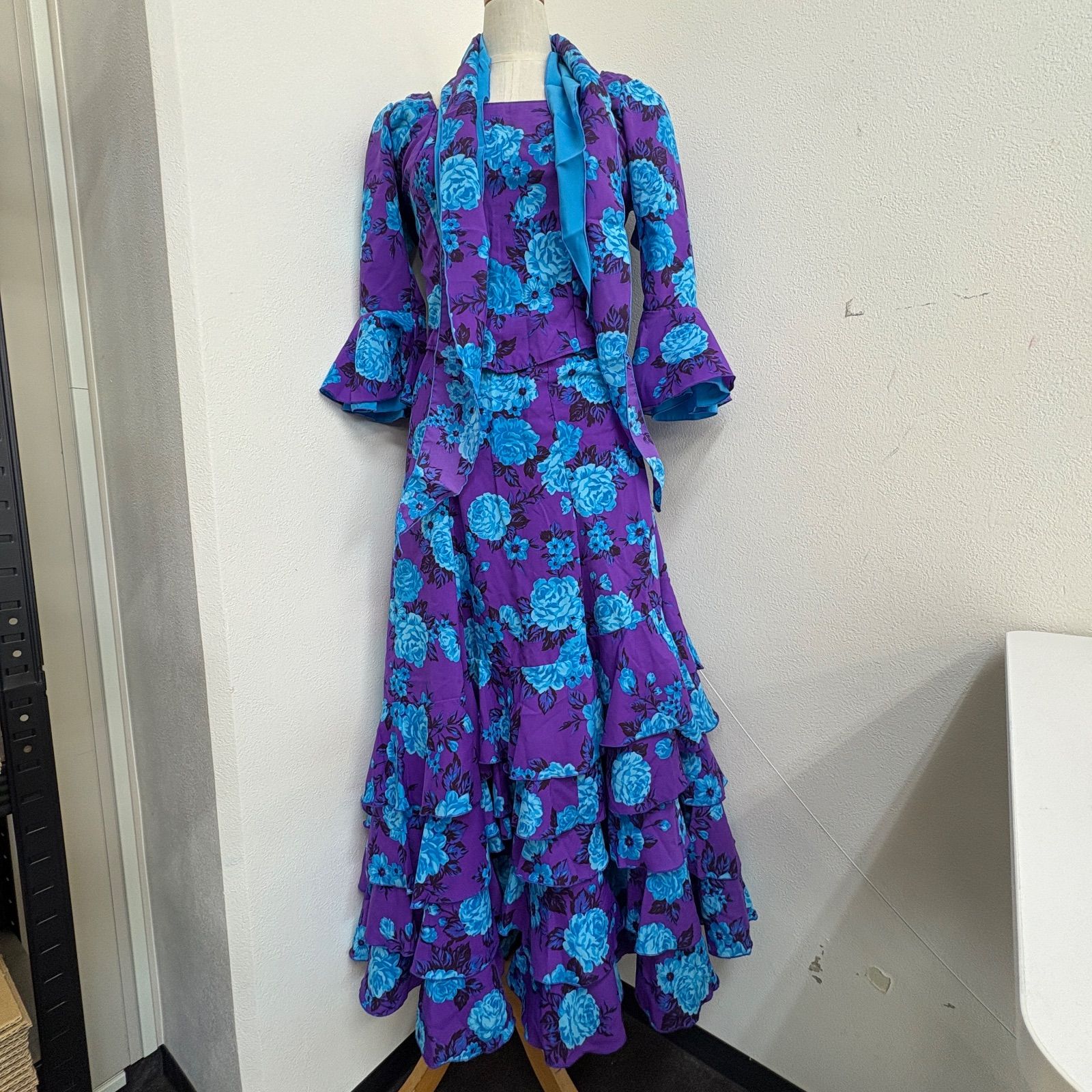 フラメンコ衣装 ツーピース フリル 花柄 紫 長袖 スカーフ付き