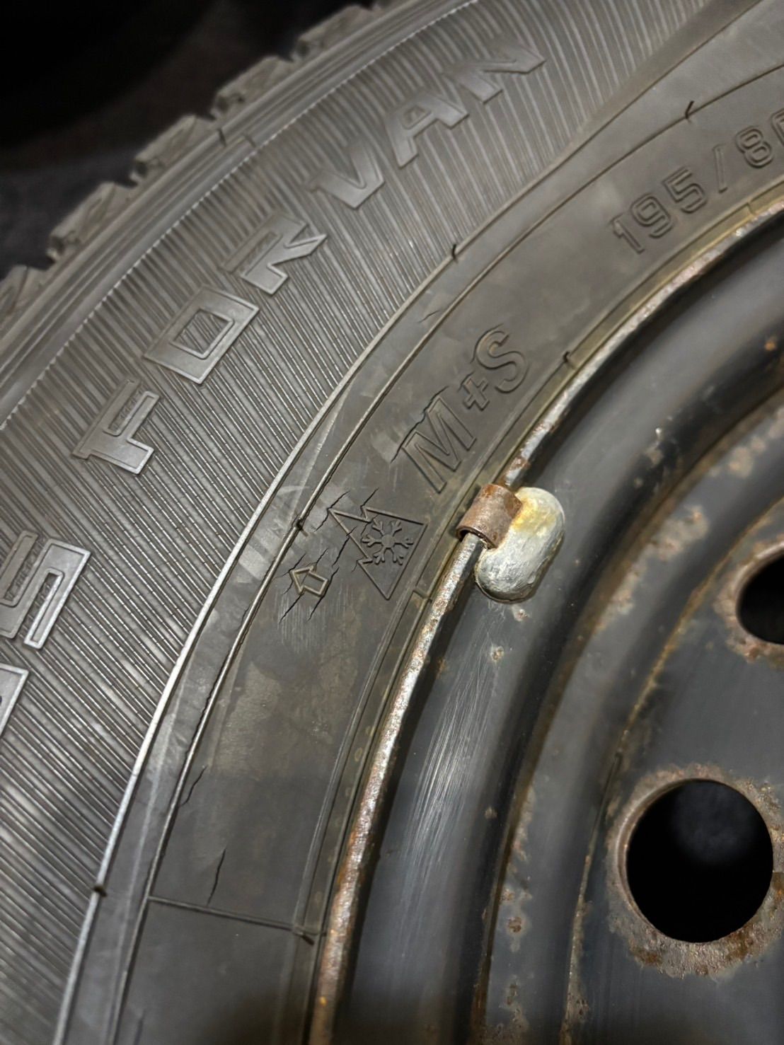  195 80 R 15 107 105 L LT DUNLOP SV 01 17年製 トヨタ 200系 ハイエース 15インチ 6 J 35 139 7 H スタッドレス 4本 南4 39 15インチ タイヤ ホイールセット