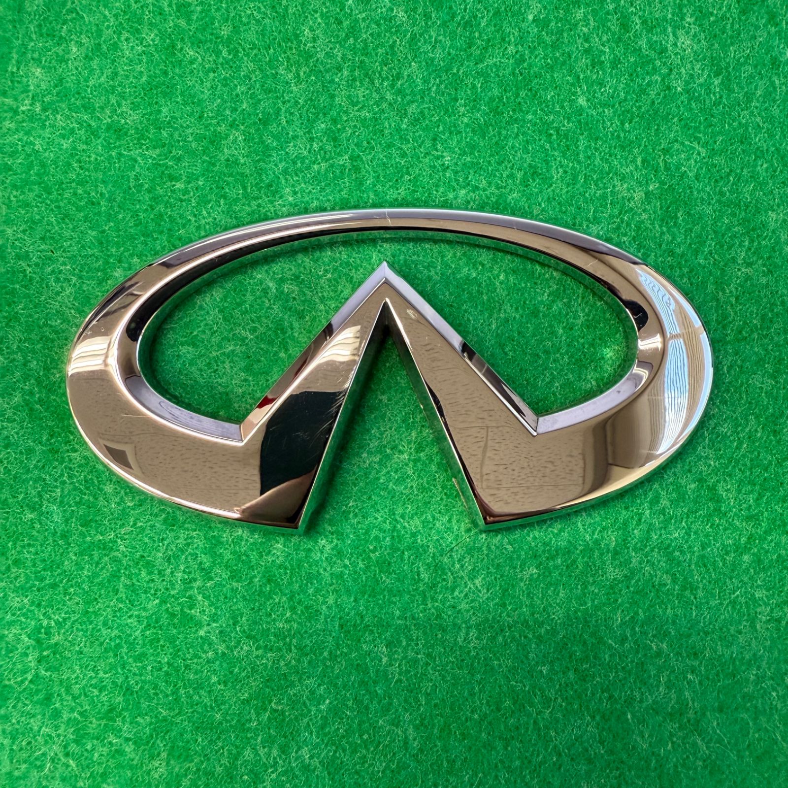 インフィニティ INFINITI リア エンブレム HY51 フード より取外し