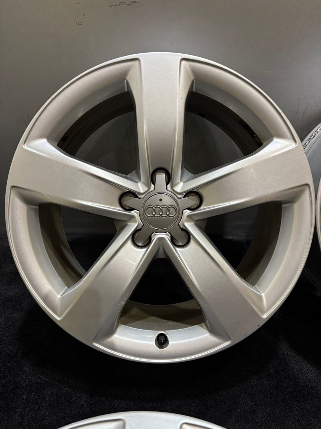 アウディ A 6 18インチ 8 J 39 112 5 H アルミホイール 4本 1 L 43