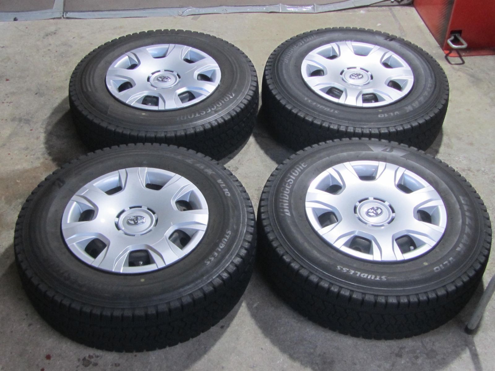 200系ハイエース 195 80 R 15 107 105 N LT スタッドレス ブリヂストン ブリザック VL 10 製 バリ山