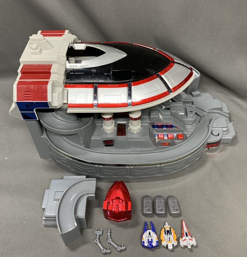 バンダイ マックス ダッシュマシンシリーズ ウルトラマンマックス 電動出撃基地DXベースタイタン