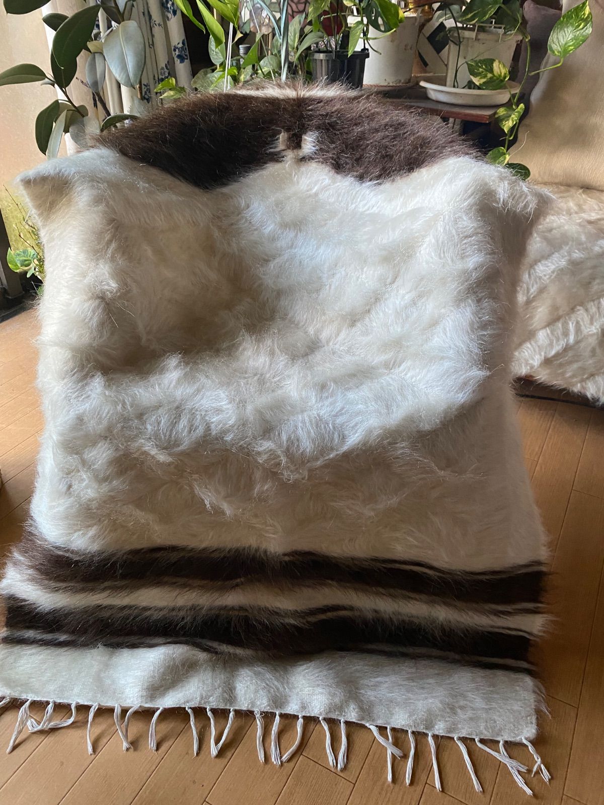 大変 のヴィンテージミフラブ柄シイルトバッタニイェ 再入荷したばかりの素敵なモスクみたいなミフラブ柄 な焦茶のアンゴラ山羊のモヘアがアクセント 手織りのトルコシイルトだけで織り機で織られる な毛布椅子やソファカバーにも 車にもあると何かと便利ギフトにも