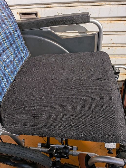  一部地域を除く 背もたれ代用品 とまっティシリーズ 介助式アルミ製車椅子 自動ブレーキ SKT-200 B km-25-1208-04 介助用車椅子 車椅子