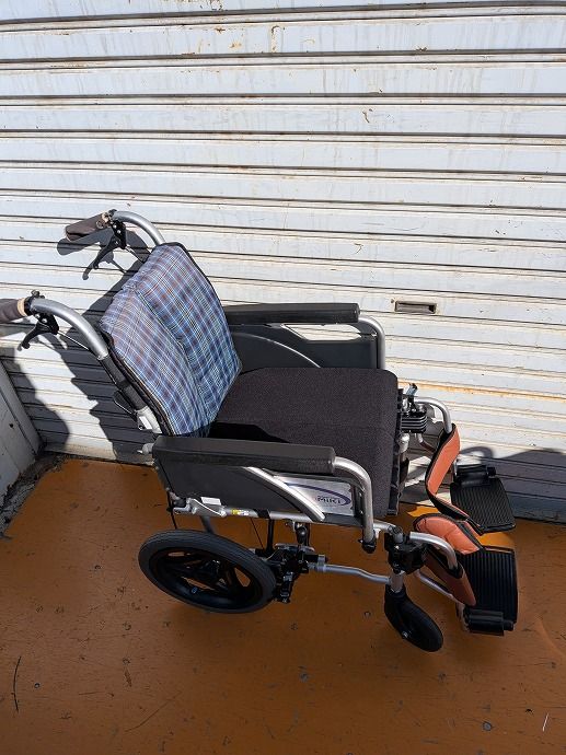 一部地域を除く 背もたれ代用品 とまっティシリーズ 介助式アルミ製車椅子 自動ブレーキ SKT-200 B km-25-1208-04