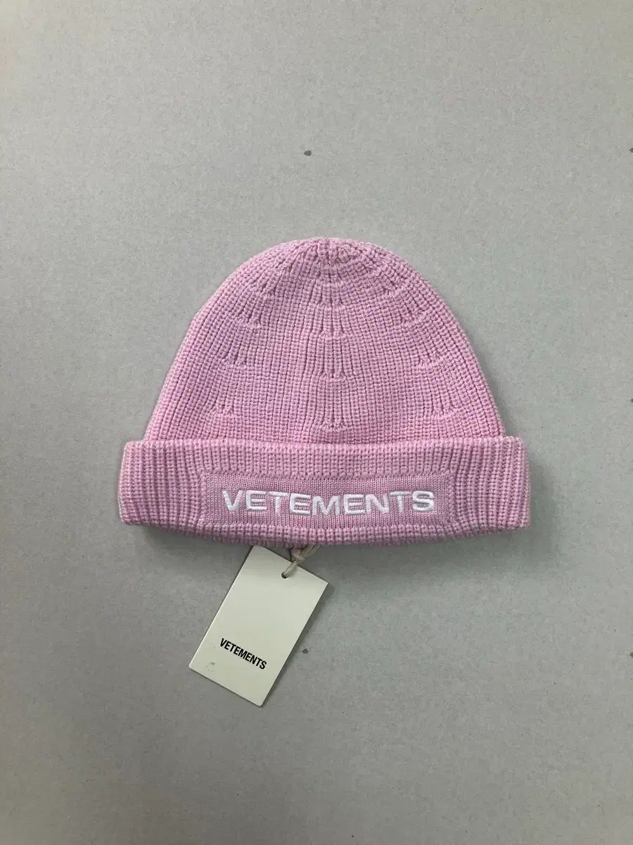 VETEMENTS ヴェトモン ロゴ 刺繍 ビーニー ピンク Mサイズ - メルカリ