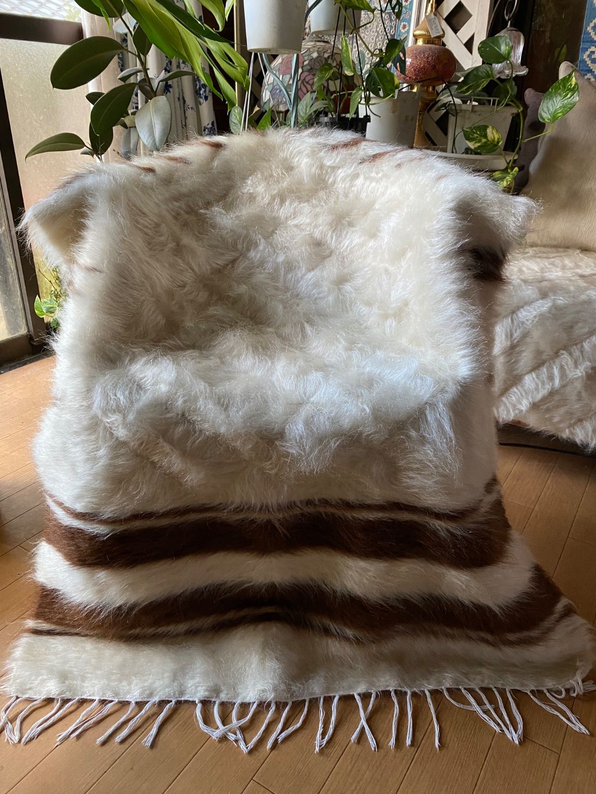 モフモフ感半端ないヴィンテージシイルトバッタニイェ 1.3 kg弱でかなり重量ありアンゴラヤギのモヘアは大変 シイルトバッタニイェもトルコ直輸入 で 良いものを更に厳選何枚かも欲しくなる動物にも人にも優しい最 シイルトバッタニイェ ギフトにも