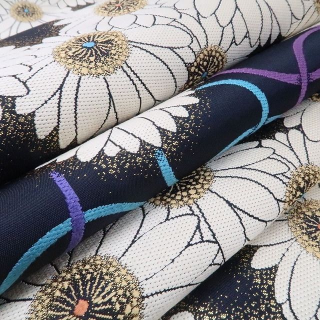 幻想的なオーラを纏い 打ち上がる無限と花