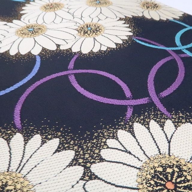 幻想的なオーラを纏い