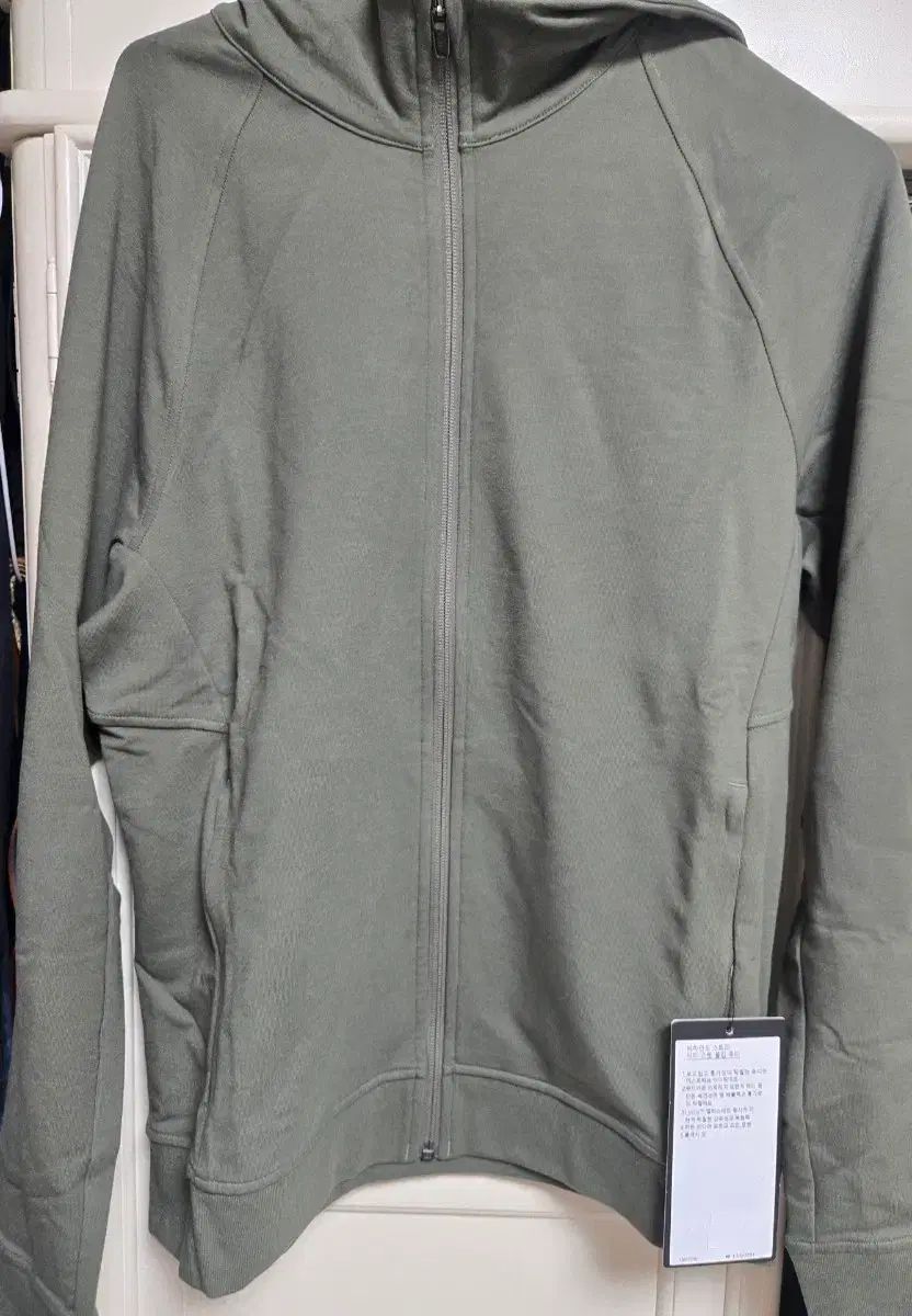 ルルレモン ジップアップフーディー