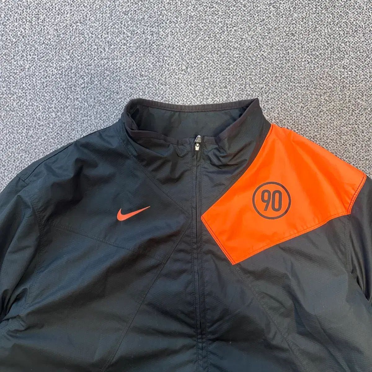 ナイキ ブラック オレンジ ウィンドブレーカー - メルカリ