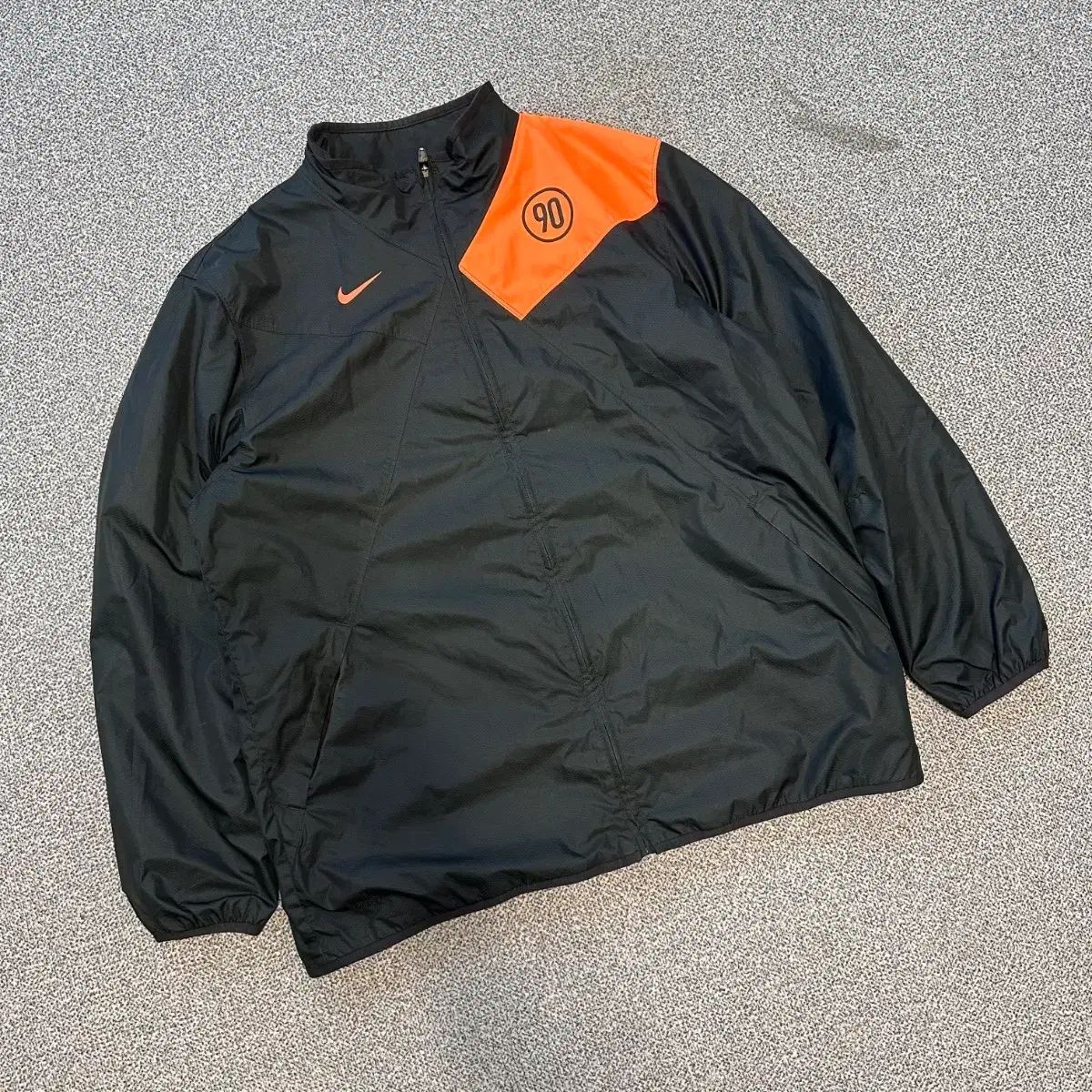 ナイキ ブラック オレンジ ウィンドブレーカー - メルカリ