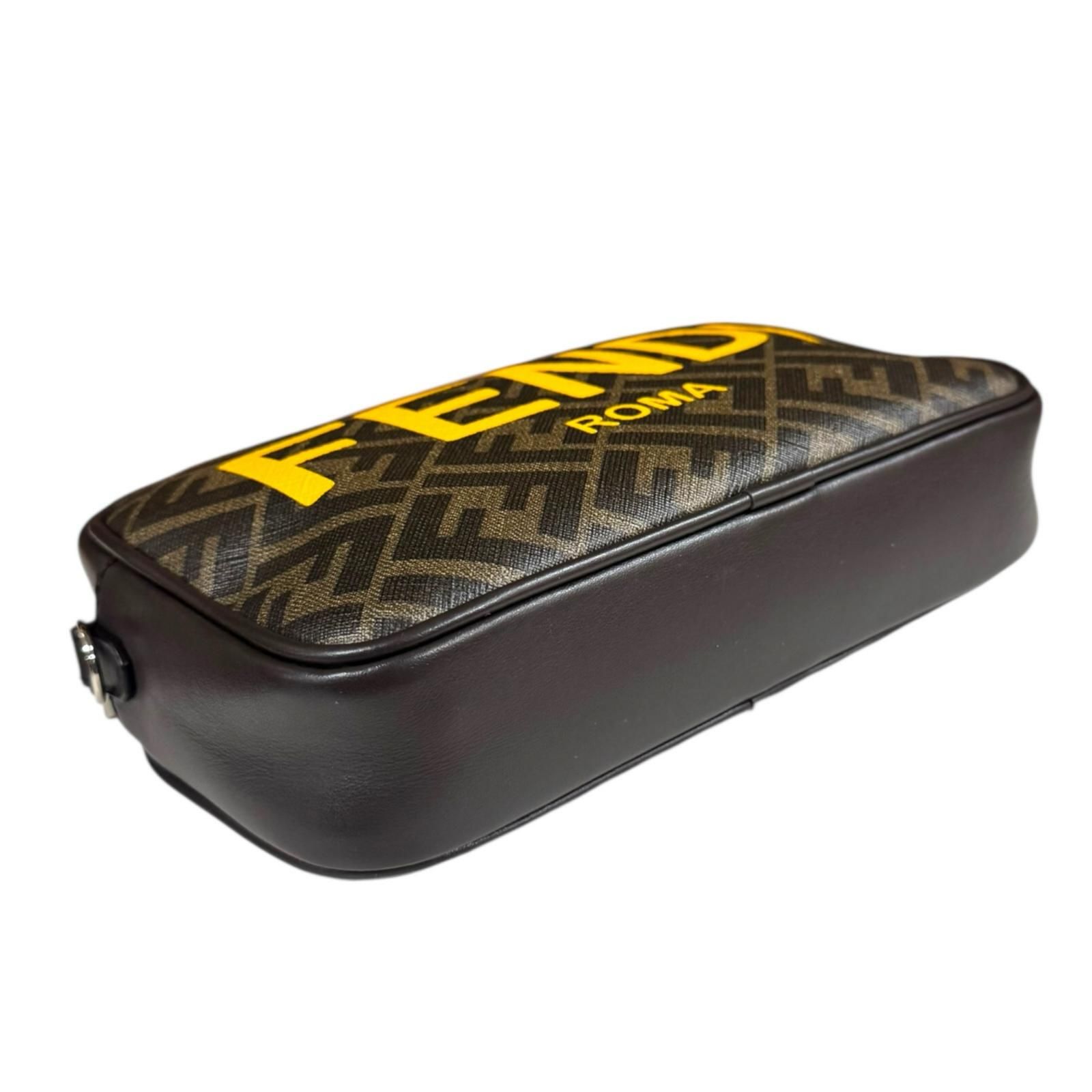 フェンディ カメラケース ミディアム ズッカ ショルダーバッグ ファブリック 7M0286 AJJ4 ブラウン メンズ FENDI  中古 R&Kリサイクルキング フェンディ カメラケース ミディアム ズッカ ショルダーバッグ