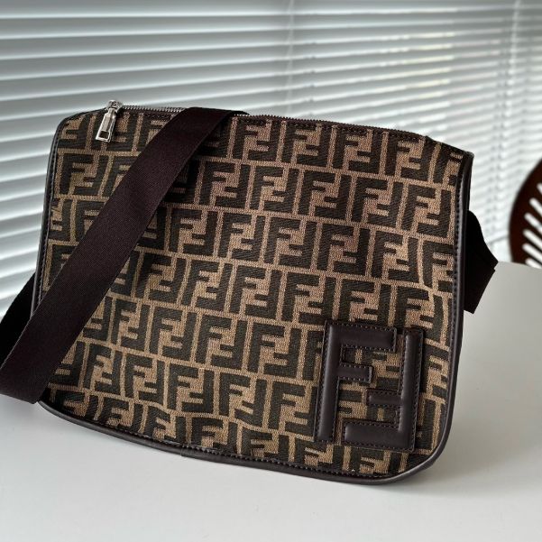 FENDI ズッカ柄　ショルダーバッグ FENDI ズッカ柄 ショルダーバッグ - メルカリ