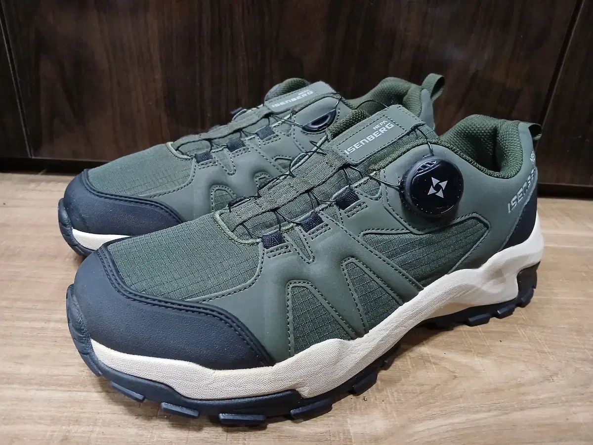 ネパ アイゼンバーグ ダイアル トレッキングシューズ カーキ 270 mm