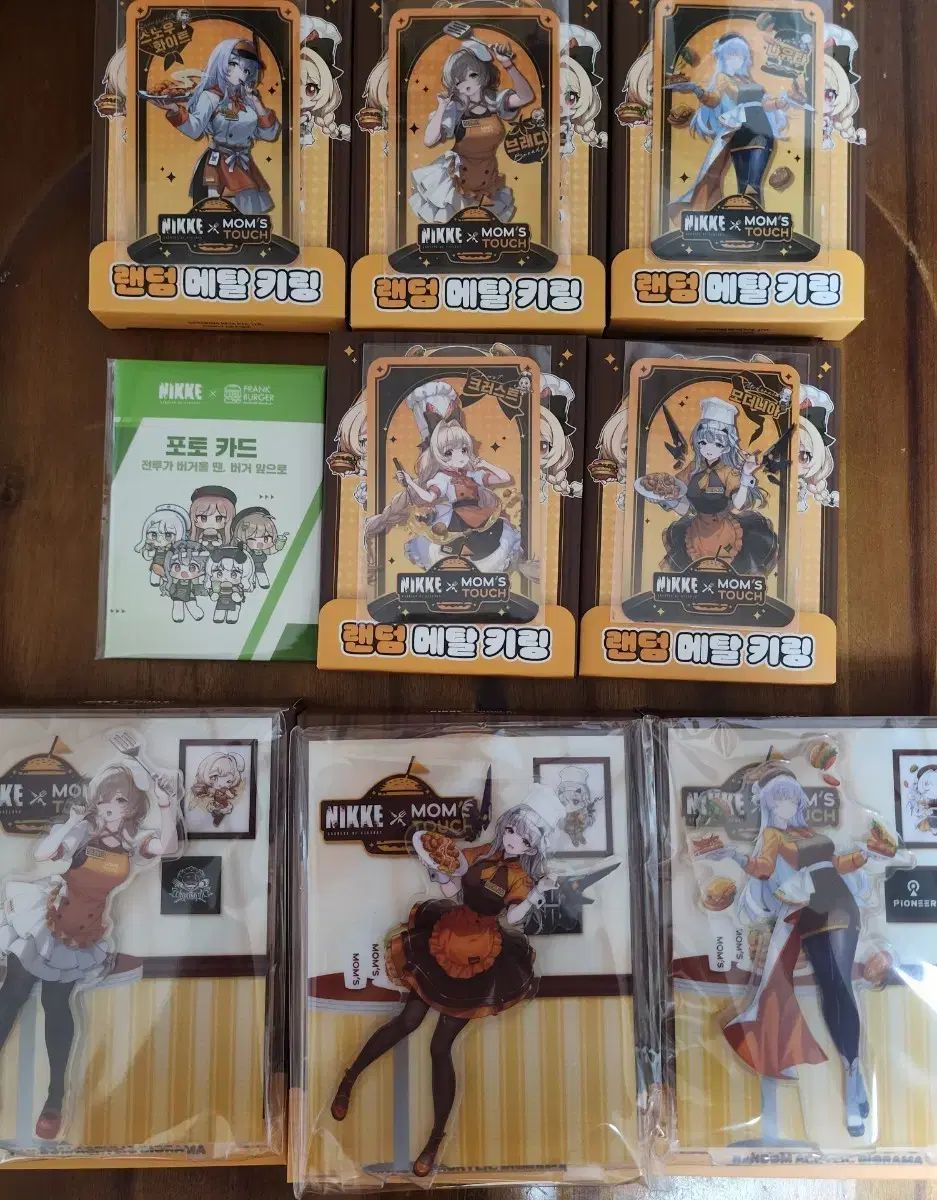 勝利の女神 NIKKE ニケ 맘스터치コラボ グッズ アクリルスタンド メタルキーホルダー