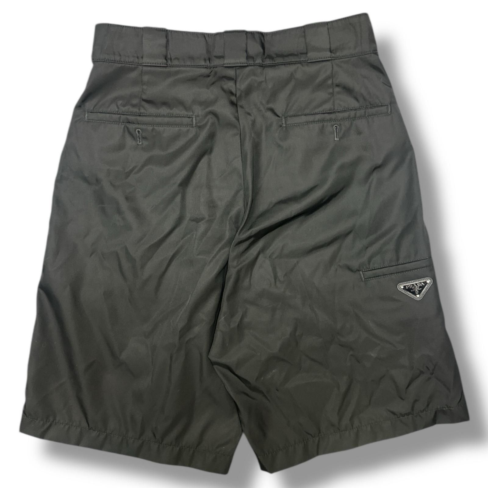 国内正規 PRADA 23SS RE-NYLON ロゴプレートナイロンショートパンツ