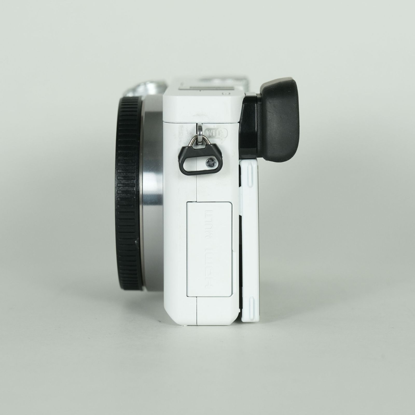 ソニー　α6000(ホワイト)（レンズ付き）（ケースおまけ） 良品 | バッテリー3個・ケース付] SONY α6000（ILCE-6000） [ボディ