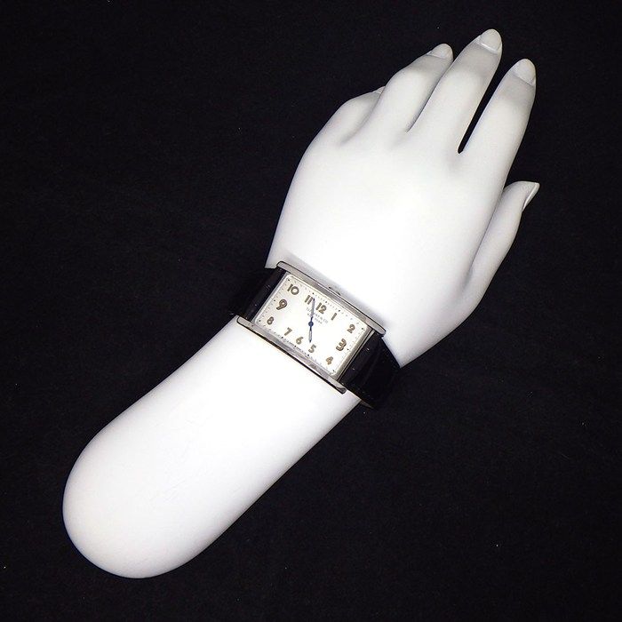 レクタンギュラー シルバー文字盤