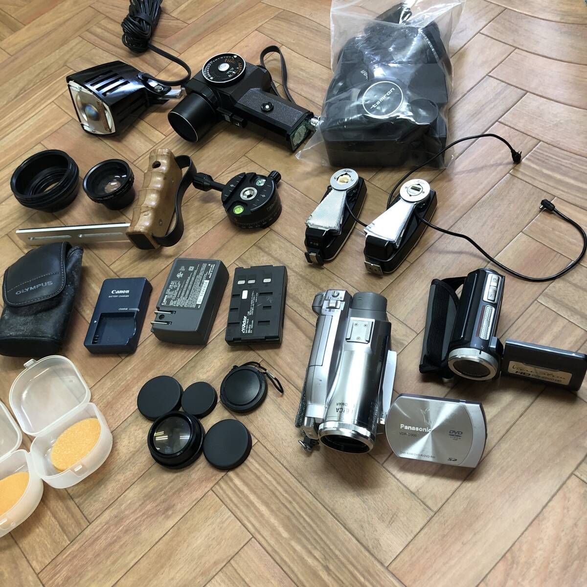 まとめ ビデオカメラ2台 周辺機器ほか セット P 382 c