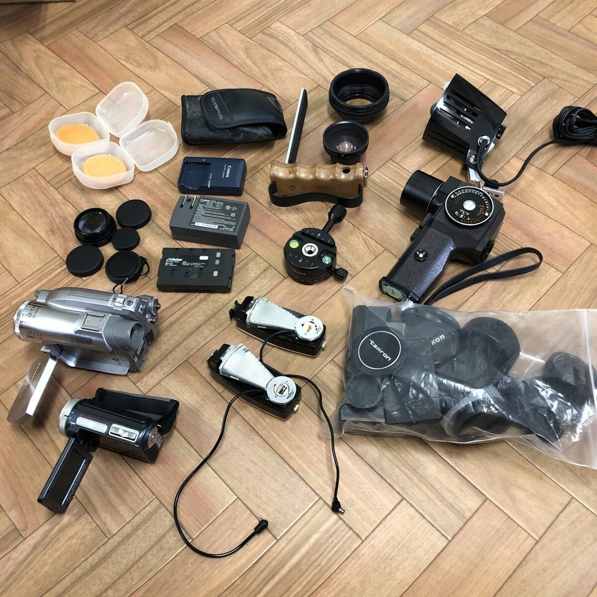 まとめ ビデオカメラ2台 周辺機器ほか セット P 382 c