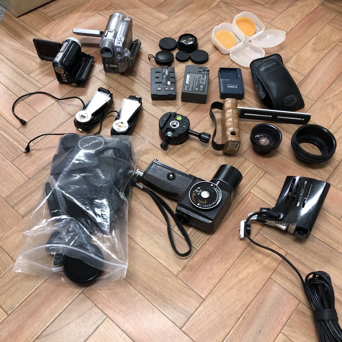 ビデオカメラ2台 周辺機器ほか