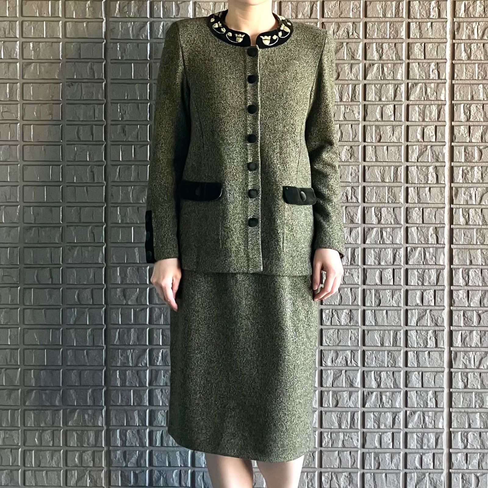 idascratch ピュアカシミヤ100％製 刺繍カラーのセットアップ セレモニースーツ イタリア製 カーキ ニットスーツ