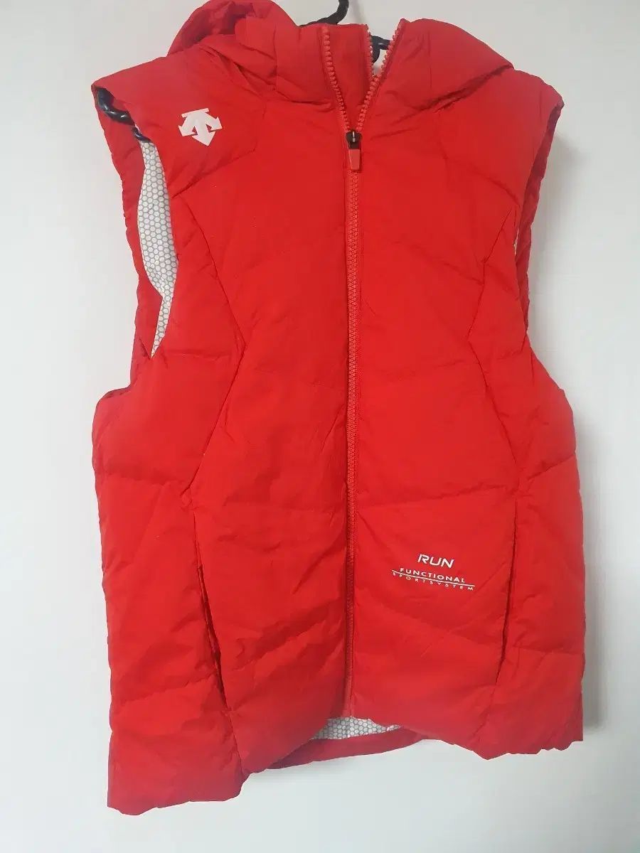   ダウンベスト レッド デサント RUN 軽量 ダウン ベスト レッド 95 - メルカリ
