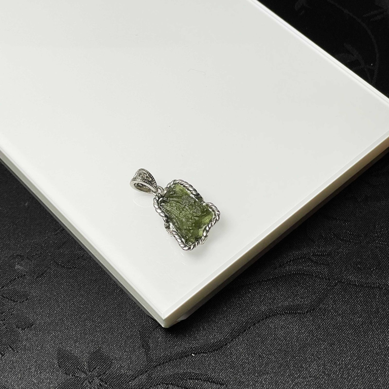 月に近い☆【モルダバイト】☆925銀 ペンダント パワーストーン 天然石