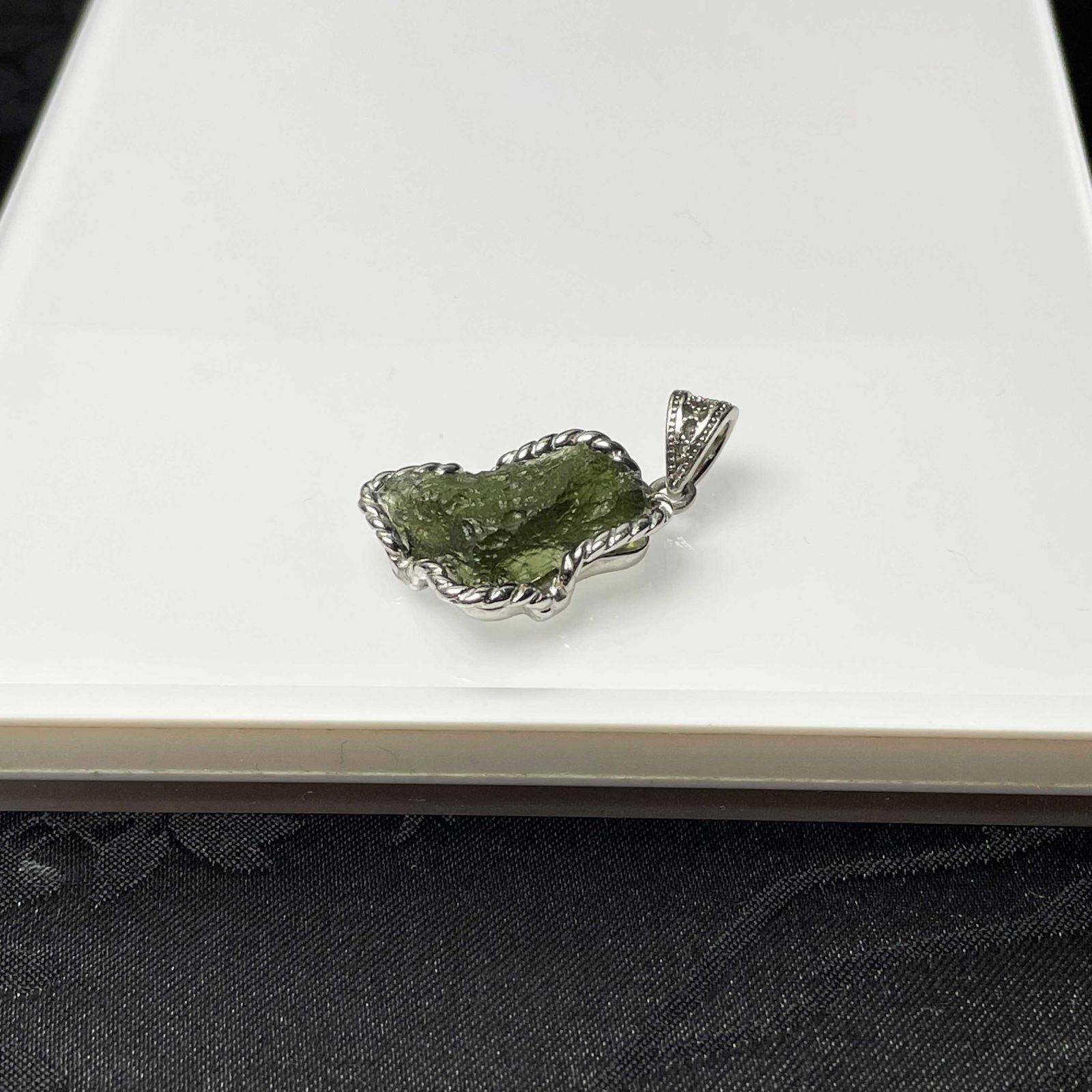 月に近い☆【モルダバイト】☆925銀 ペンダント パワーストーン 天然石