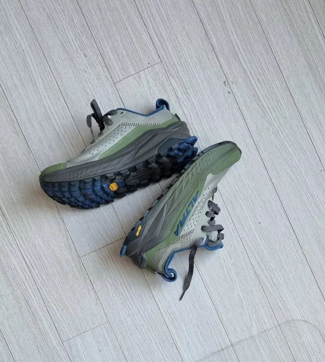 トレッキングシューズ