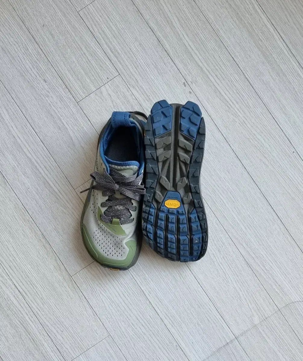 ALTRA トレッキングシューズ