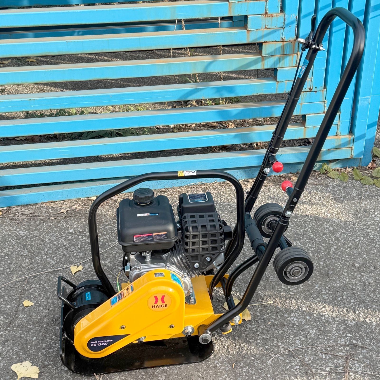 未使用】【展示品】 プレートコンパクター エンジン式 転圧機 幅狭