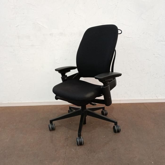 訳アリ スチールケース オフィスチェア 肘あり リープチェア 可動肘 LEAP 10100 2011年製 ブラック デスクチェア チェア イス 椅子