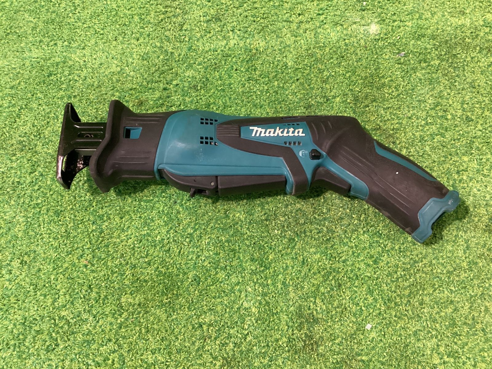 マキタ JR 101 DW 充電式レシプロソー 10.8 V 1.3 Ah バッテリ×2 充電器 ケース有 充電器記名箇所 消し跡あり シ-81