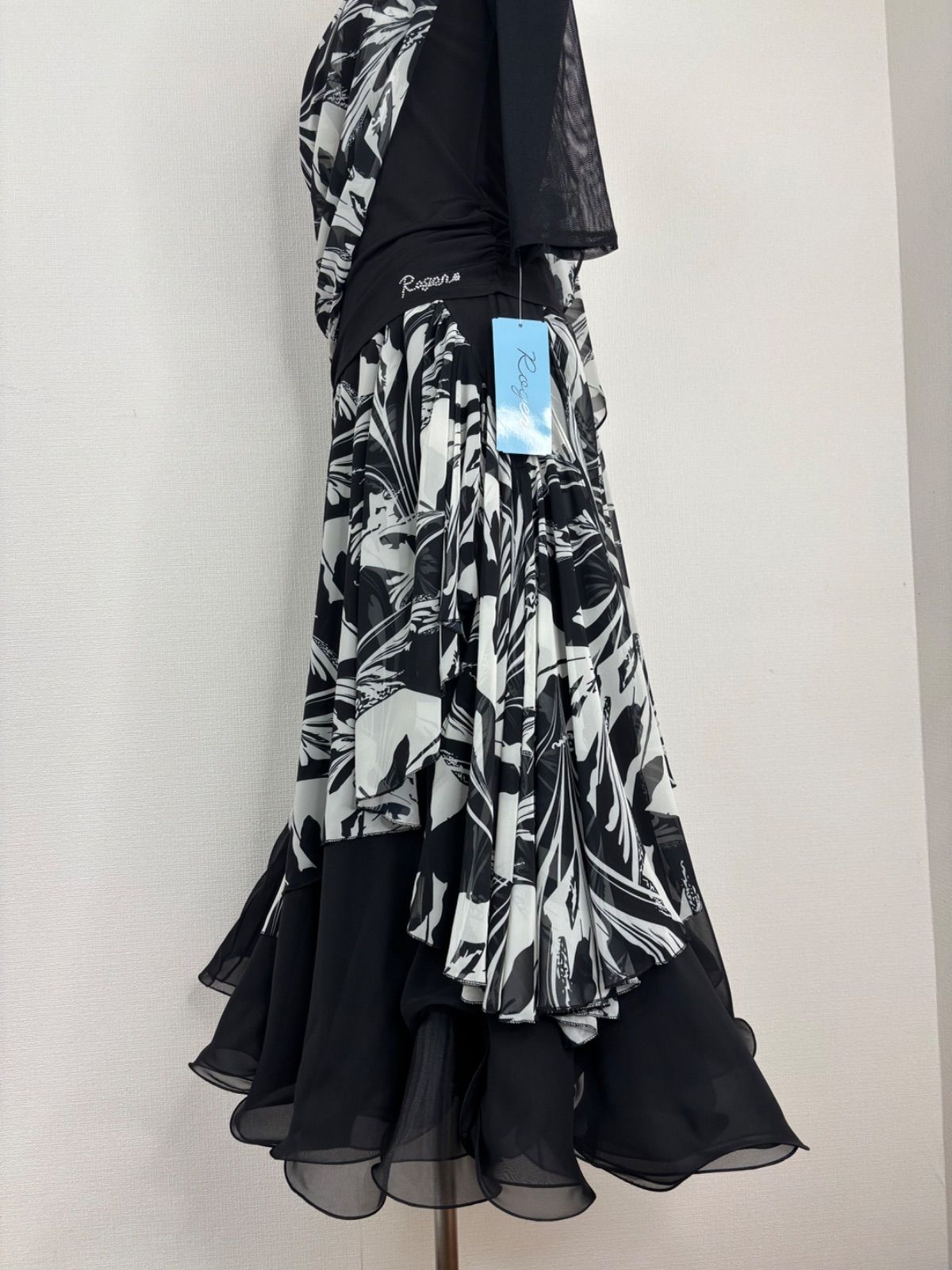 社交ダンス ブラック×ホワイト フロート付き シフォンセットアップドレス 衣装 Roger