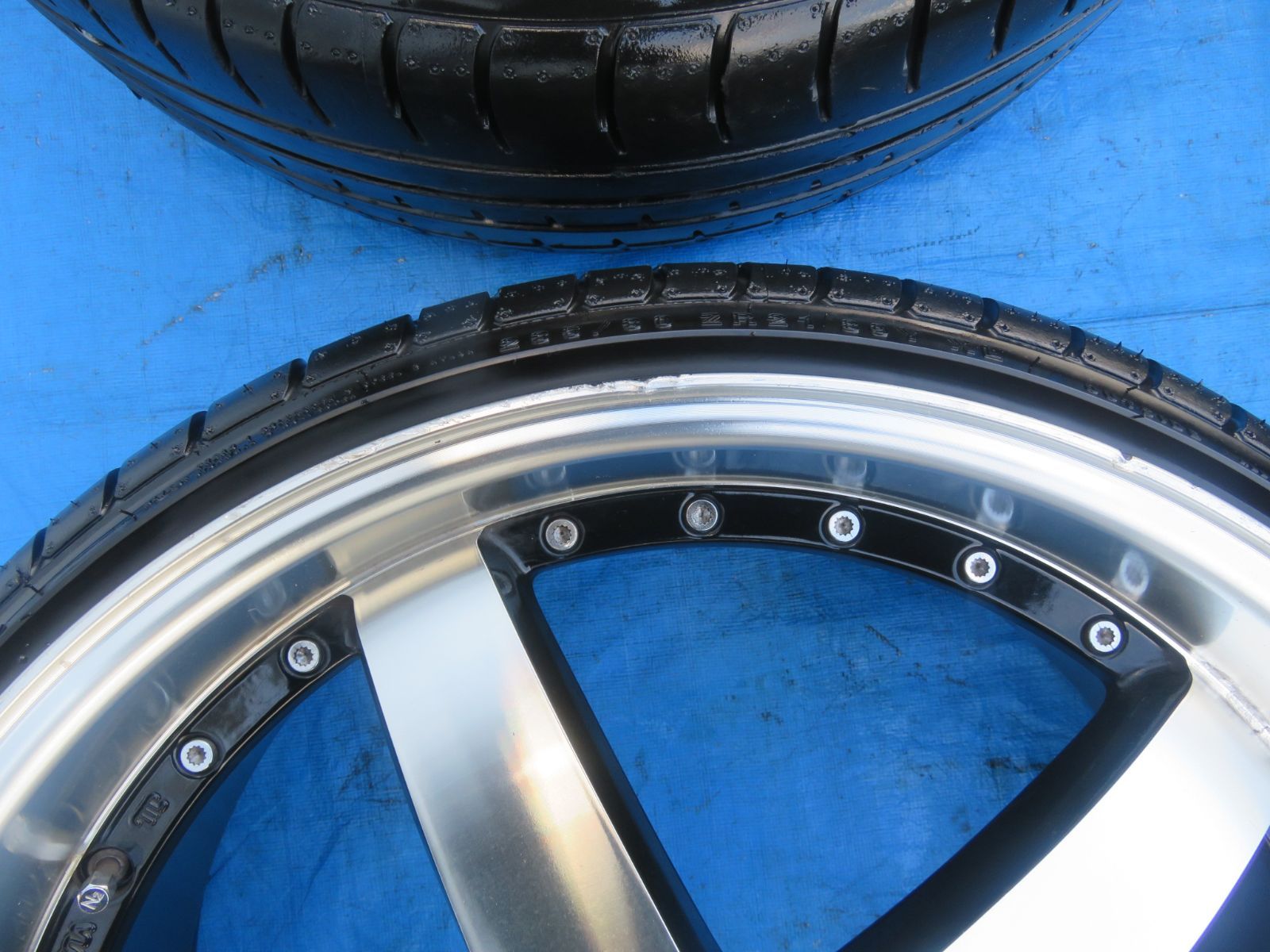 ホイールタイヤ 245