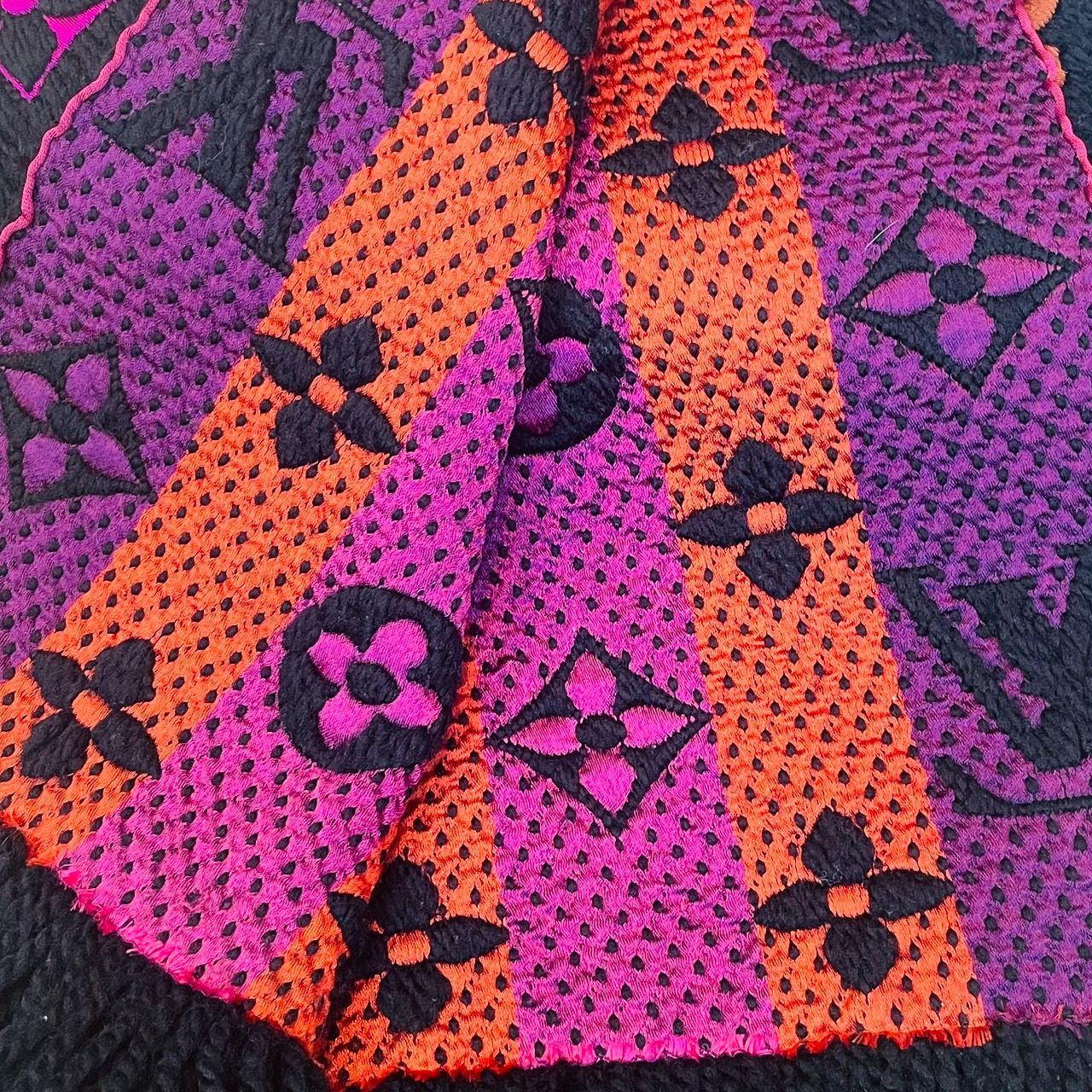 1/31まで値下げ中】LOUIS VUITTON ヴィトン マフラー エシャルプ ロゴ
