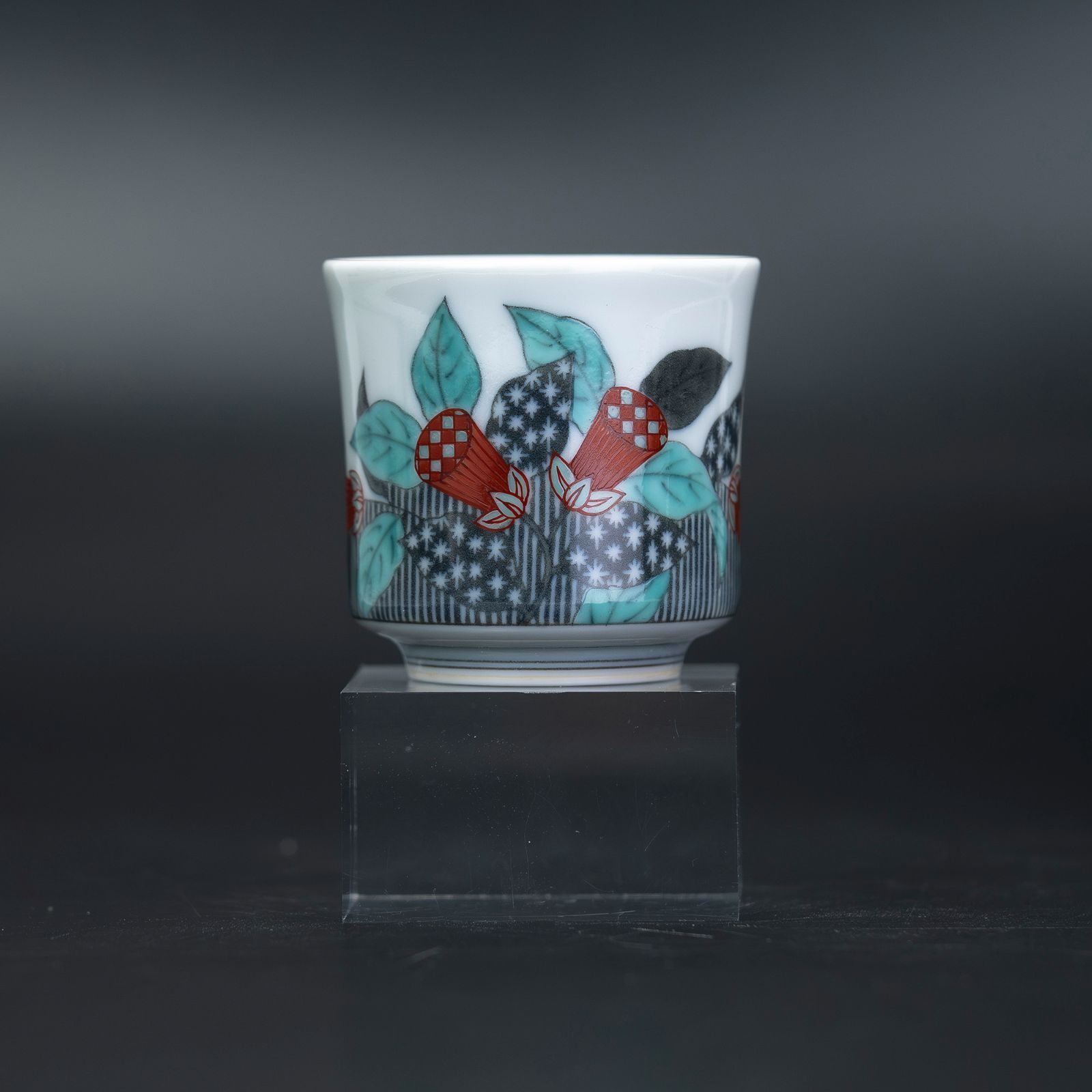  人間国宝 十四代 今泉今右衛門 ぐい呑 色絵墨色墨はじき草花文 共箱 栞付 酒器 猪口 有田焼 色鍋島 和食器 お猪口 ぐい飲み コップ グラス 酒器